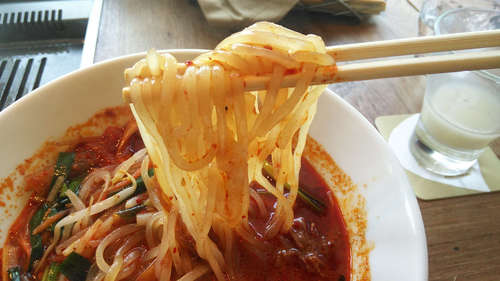 ぴょんぴょん舎GINZA UNA(銀座)ユッケジャン辛温麺A201903.jpg
