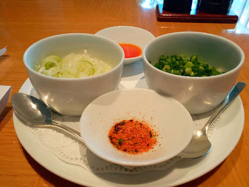 オールデイダイニング ORIGAMI排骨拉麺(パーコーメン)の薬味202107.jpg
