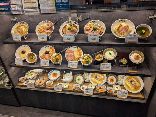 鯛塩そば 灯花(東京・丸の内)店先B202505.jpg