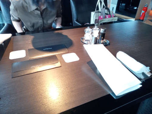 VIEW & DINING THE SKY（永田町・ホテルニューオータニ）テーブルセット202207.jpg